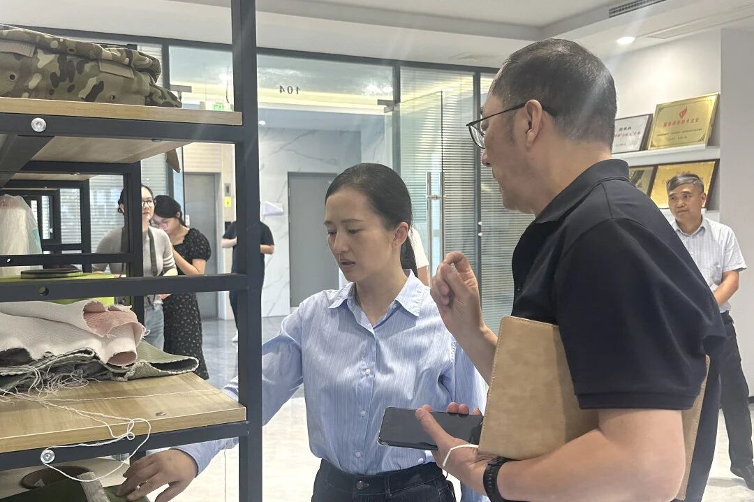 ג'ואו שיאו, חבר הוועדה הקבועה של ועדת המפלגה העירונית, שר מחלקת התעמולה, ושר מחלקת העבודה החזית המאוחדת, ביקרו בפוליאסטר צ'אנגשו למחקר